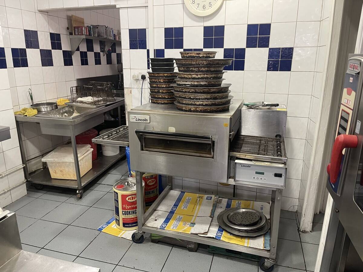 Fried Chicken and Pizza takeaway Photo 10