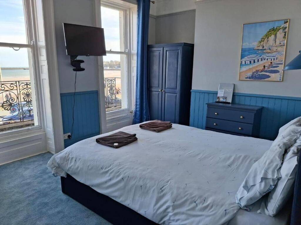 30 Bed Seafront Hotel on New Lease for Sale Weymouth Photo 9