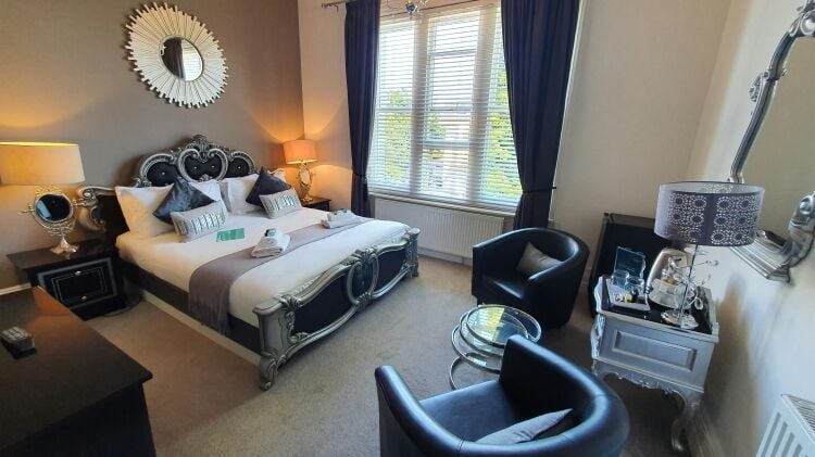 Character 4 Star Hotel & 3 Bedroom Apartment Photo 9