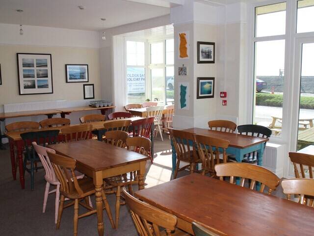 CARDIGAN BAY - SEA FRONT 11 BEDROOM YOUTH HOSTEL Photo 9