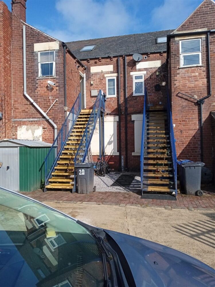 FREEHOLD VACANT PREMISES WITH PRIVATE APARTMENTS NEAR ROTHERHAM Photo 9