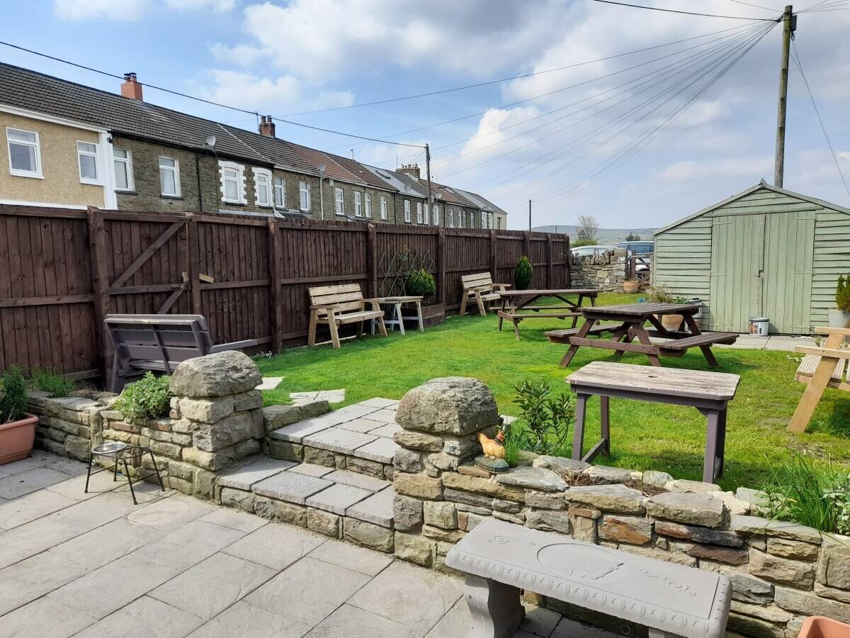 PONTYPRIDD - CHARMING VILLAGE PUB WITH OUTSTANDING VIEWS OF SURROUNDING VALLEYS