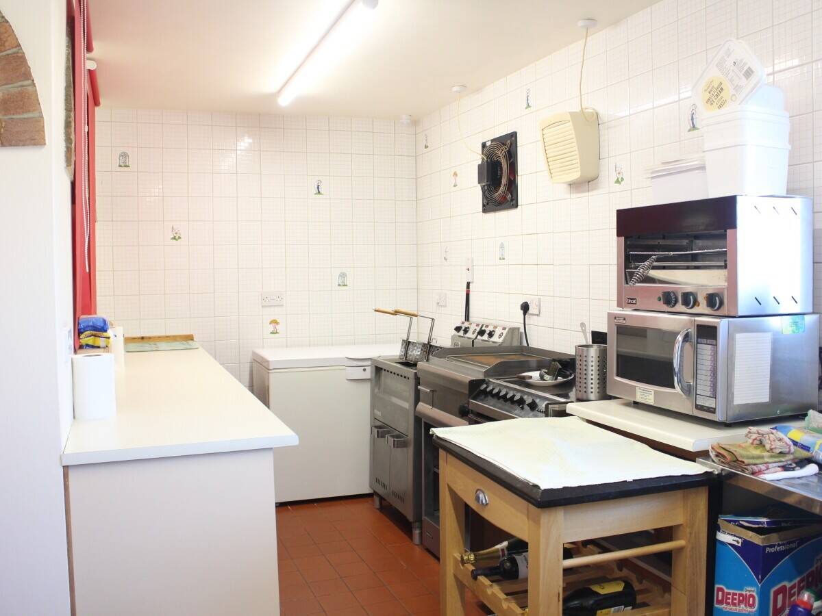 LINCOLNSHIRE COAST - HIGH STREET CAFE WITH 5 DOUBLE BEDROOMS Photo 9