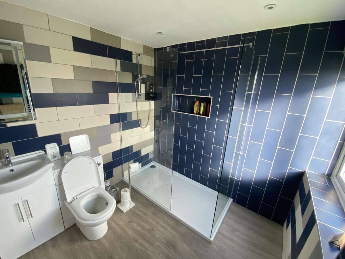 A BEAUTIFULLY-PRESENTED GUEST HOUSE  IN POPULAR SEASIDE VILLAGE OF DYMCHURCH Photo 9