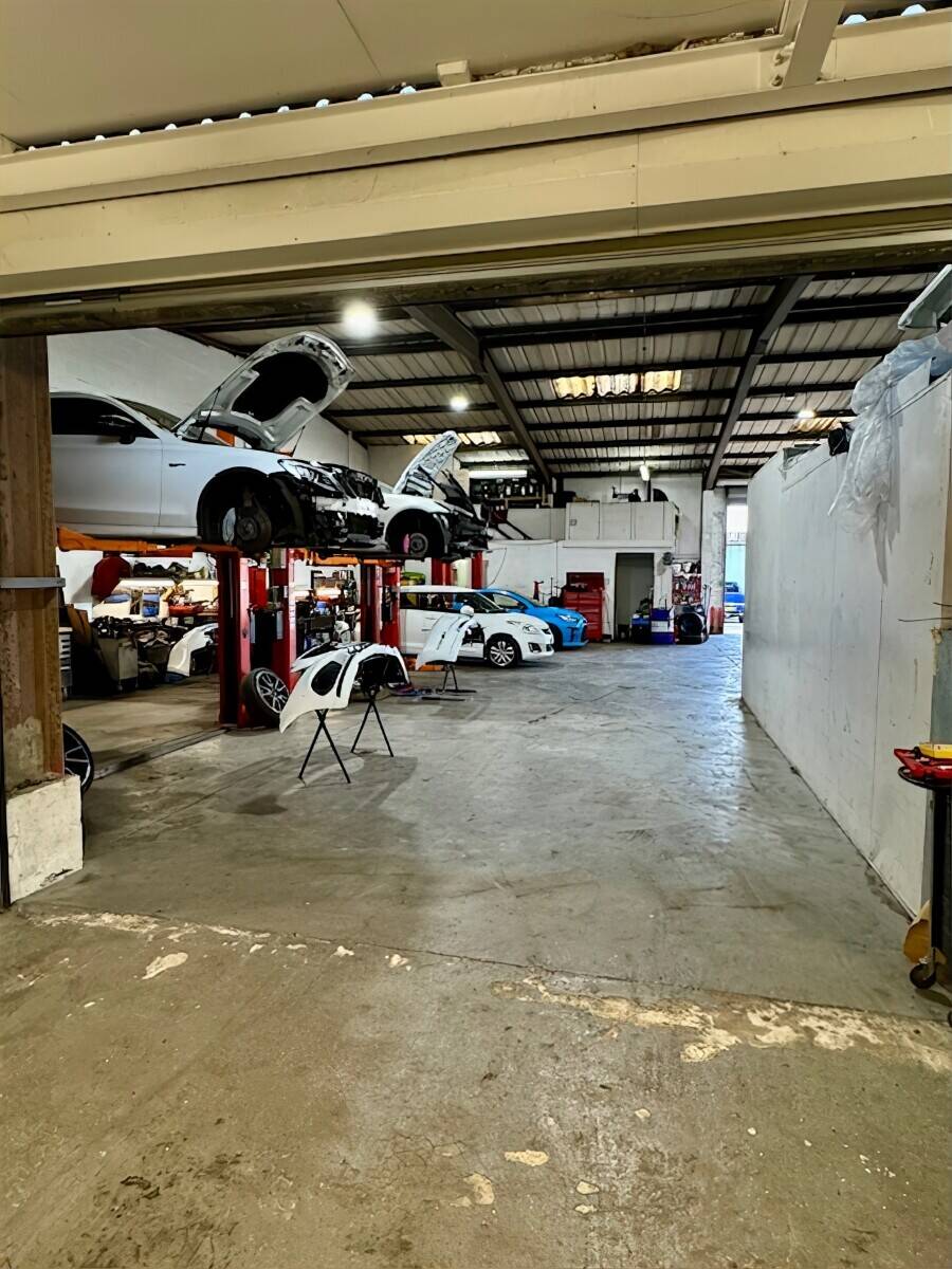 Car repair garage in Cardiff Photo 9
