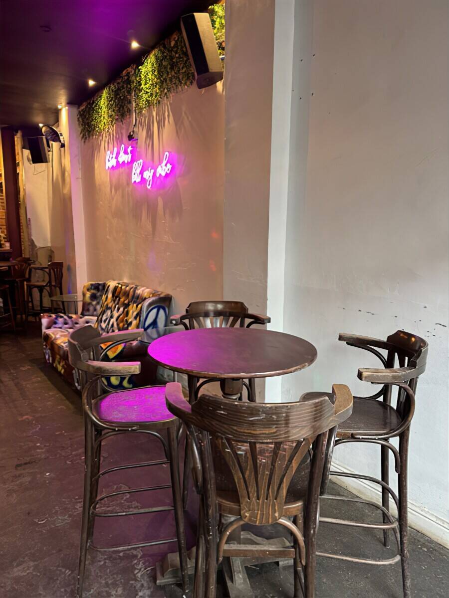 PORT TALBOT – PROMINENT HIGH STREET BAR/NIGHTCLUB WITH THREE FLATS INVESTMENT