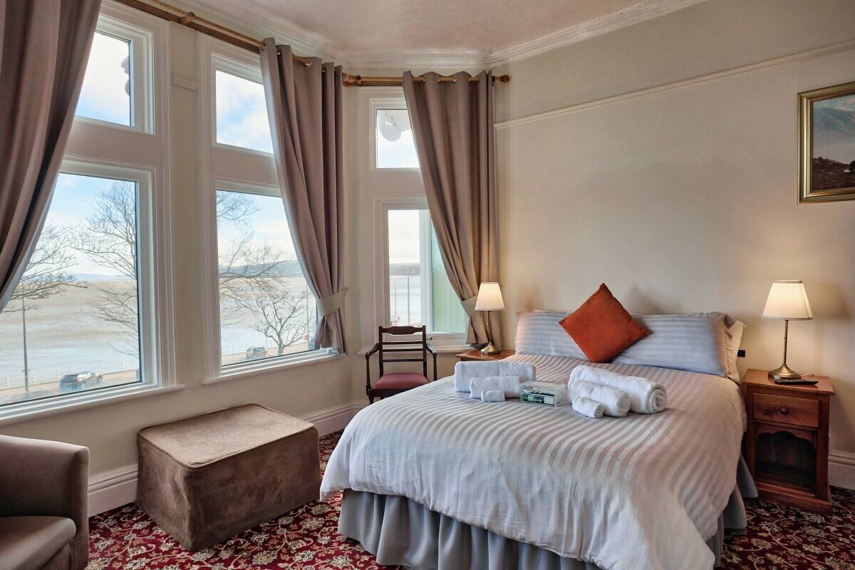 CONWY - 13 BEDROOM GUEST HOUSE IN CHARMING SEASIDE TOWN