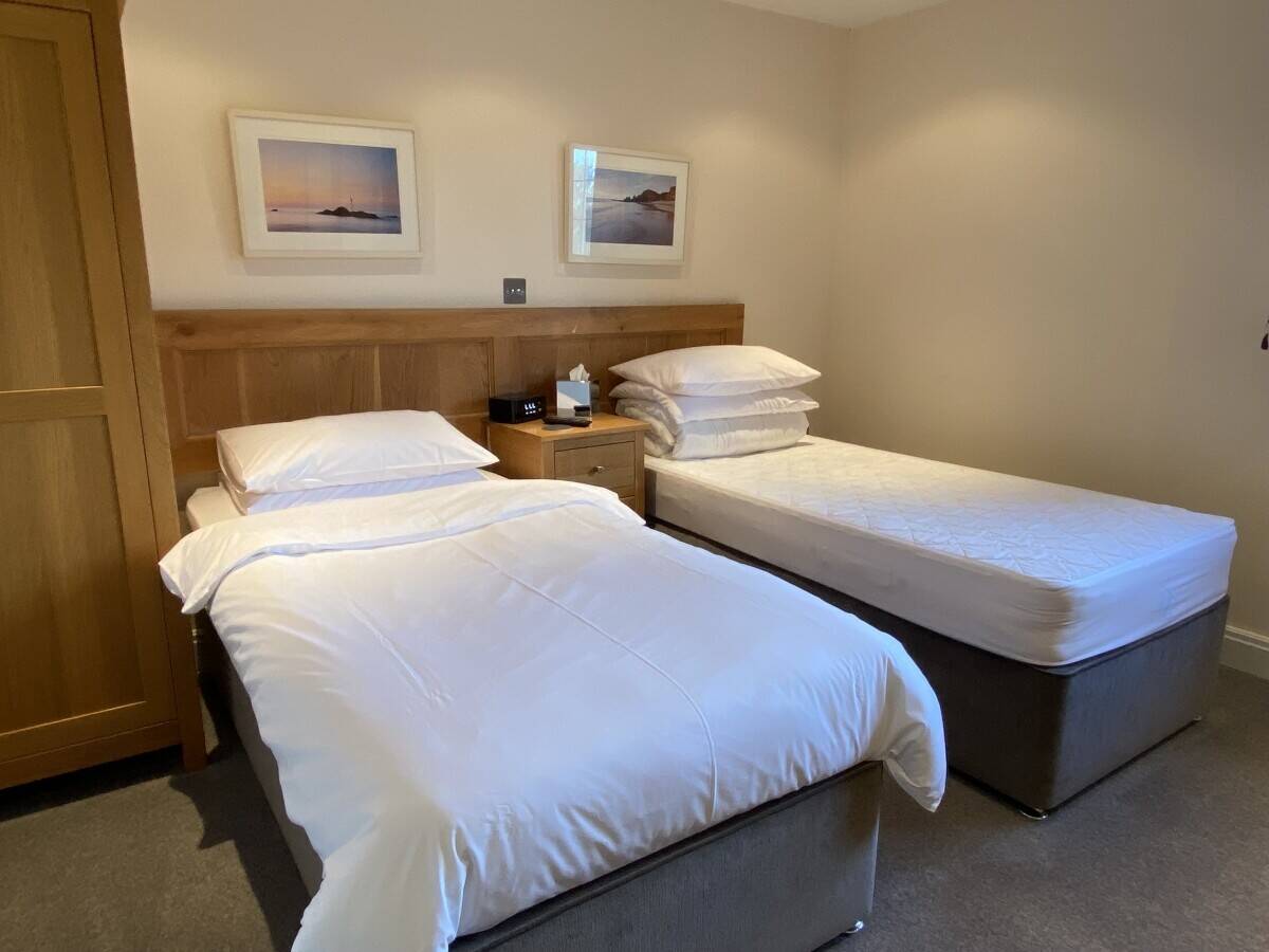 CORNWALL – ESTABLISHED VILLAGE FREEHOUSE WITH LETTING ROOMS ON ATLANTIC HIGHWAY Photo 9