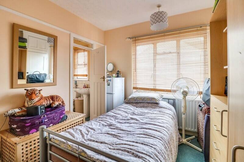 RETAIL PREMISES & FIRST FLOOR FLAT Photo 9