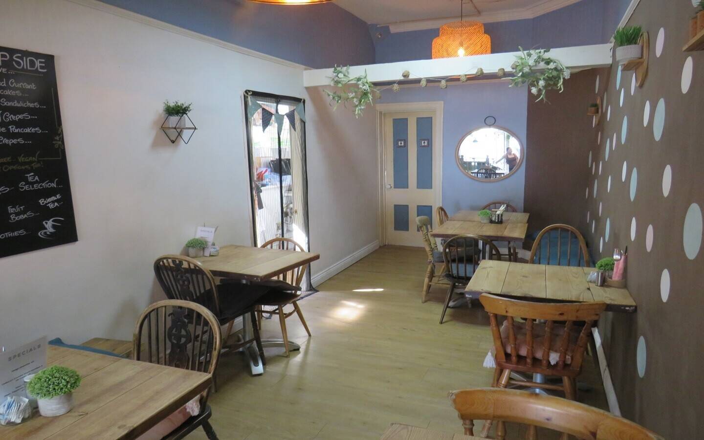 Delightful, Very Well-known Cafe and Creperie Business