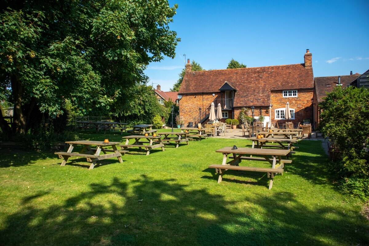 BUCKINGHAMSHIRE - VILLAGE PUB WITH POTENTIAL FOR FOOD-LED BUSINESS