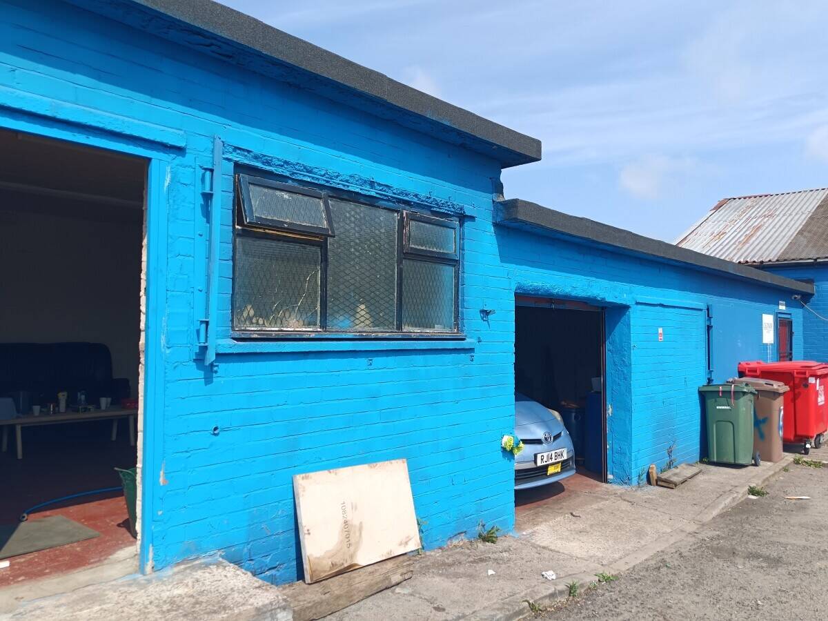 Car Repair Garage Unit Photo 9