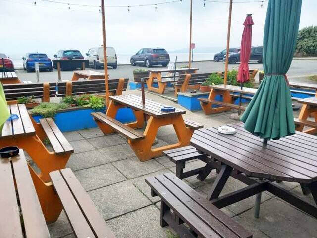 PEMBROKESHIRE - BEACHSIDE BAR & RESTAURANT WITH OUTSIDE SEATING FOR 100