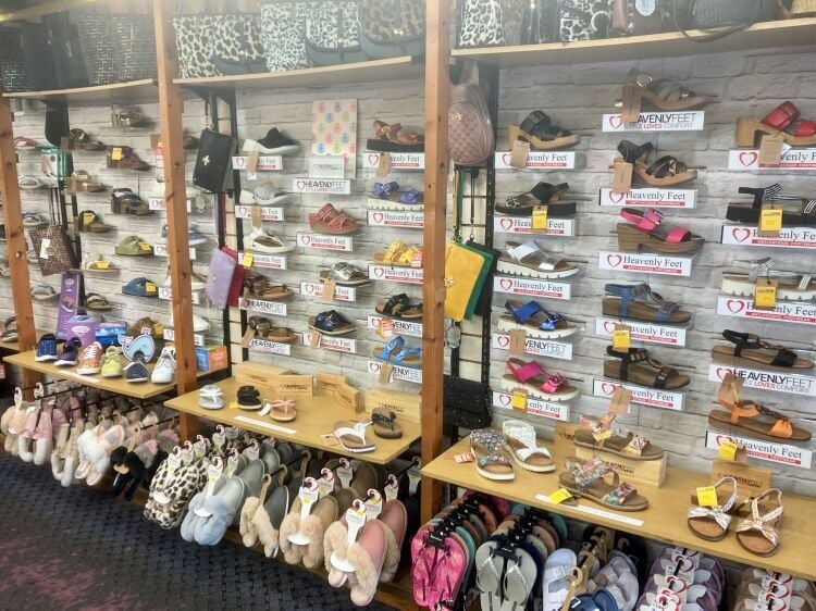 BRANDED CLOTHING & ACCESSORIES RETAIL OUTLET