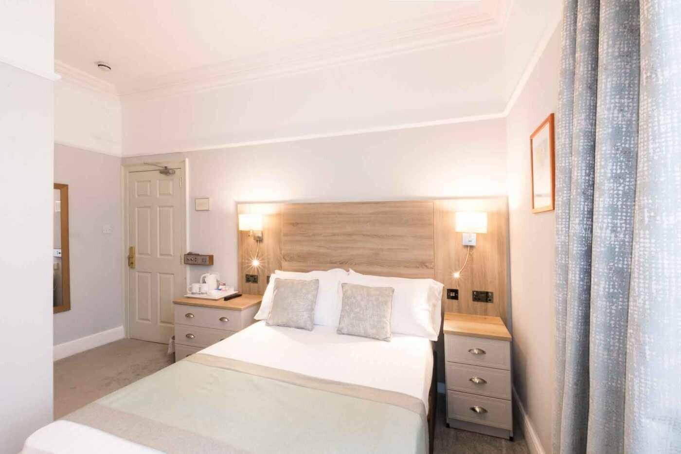 A Fantastically Presented, 15/16-Bedroom Hotel For Sale Photo 9