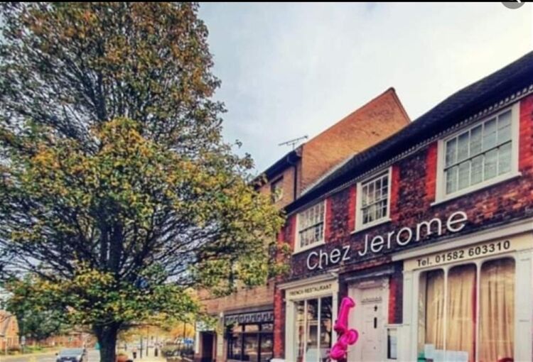 LICENSED RESTAURANT WITH PRIVATE APARTMENT SOUTH  BEDFORDSHIRE