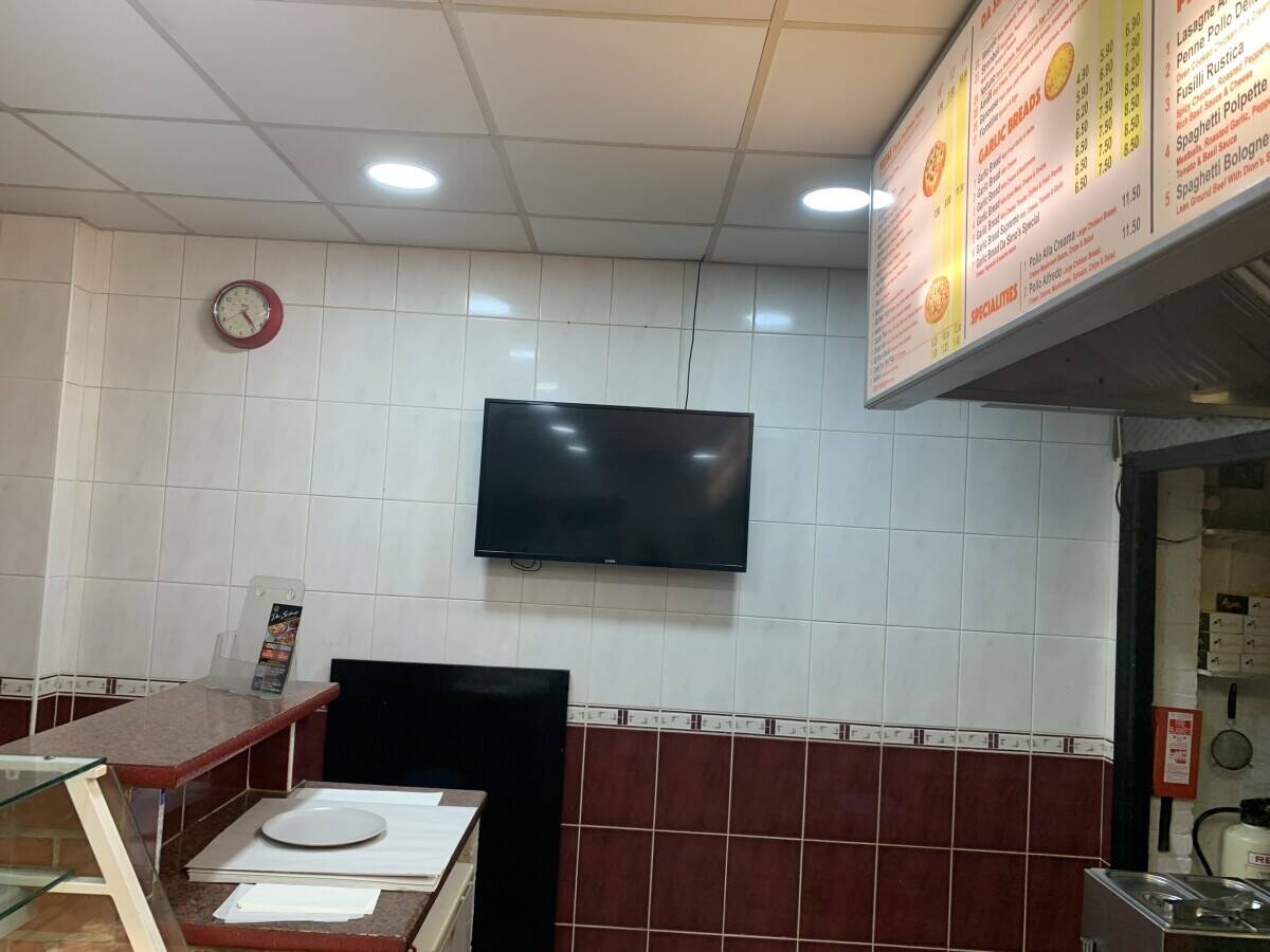 Pizza takeaway with  two bedrooms flat upstairs Photo 7
