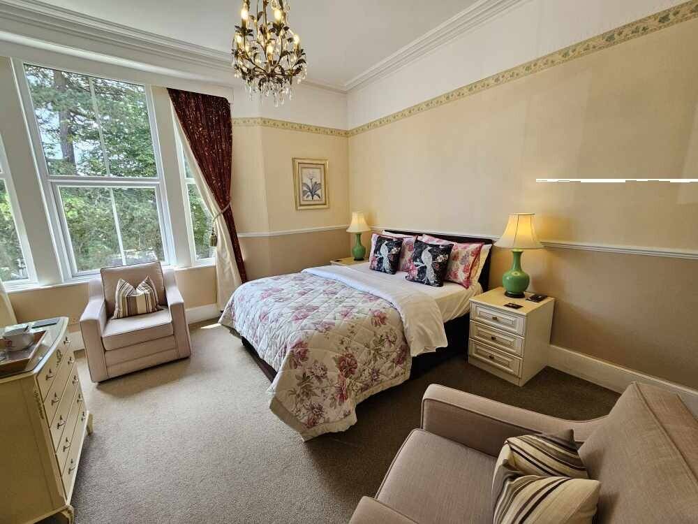 A Luxurious 7 Bedroom Guest House for sale Photo 9
