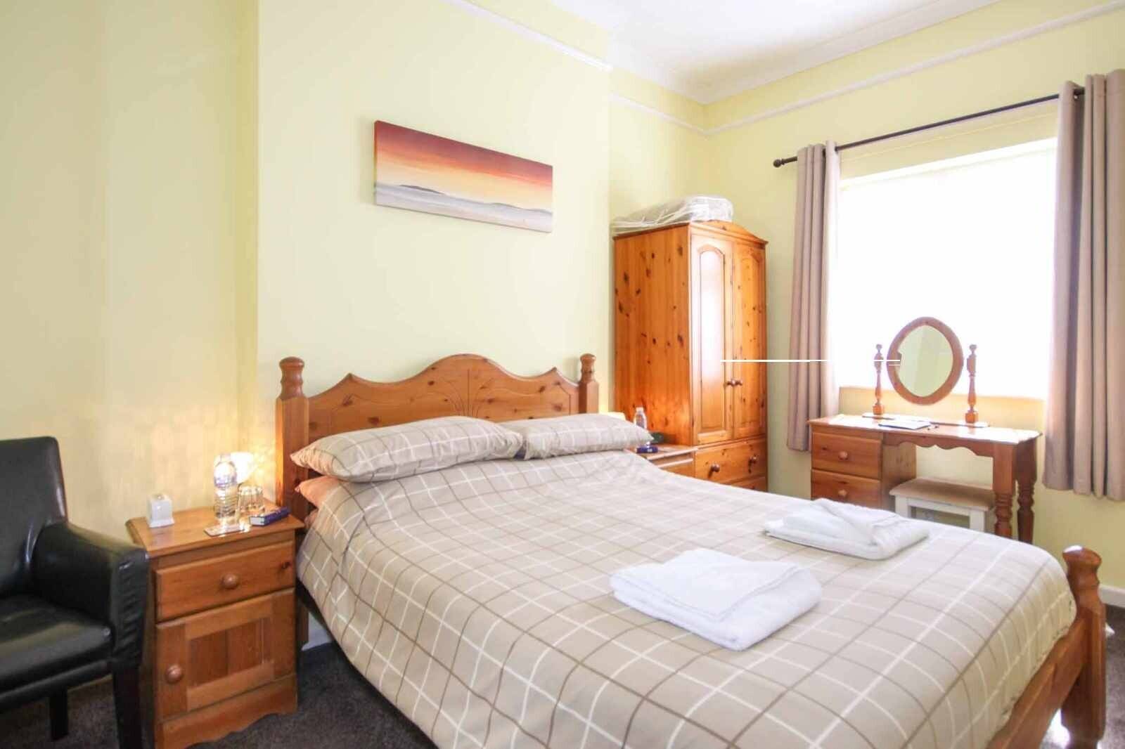 An Ideally Located 7/8 Bedroom Guesthouse For Sale
