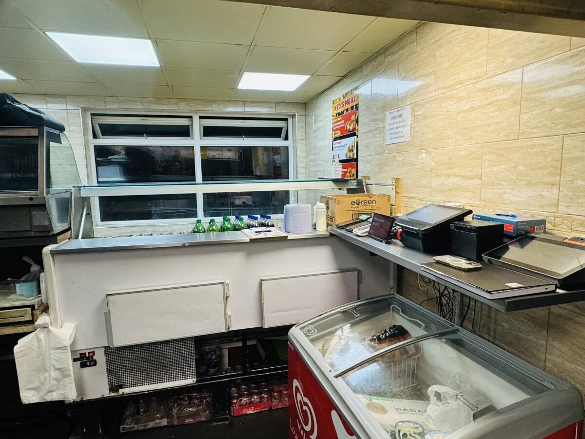 Fully equipped takeaway with the two bedrooms flat on the top. Photo 9