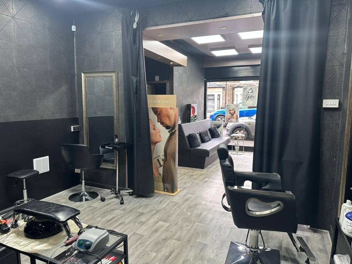 Hair & Beauty Salon + Vape shop kiosk Photo 7