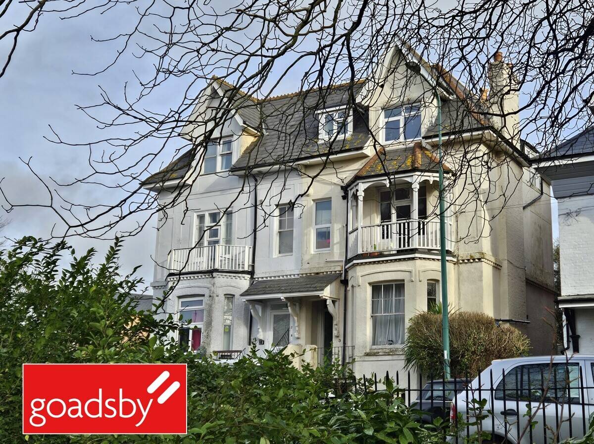 Prominent HMO Overlooking Pleasure Gardens Photo 9