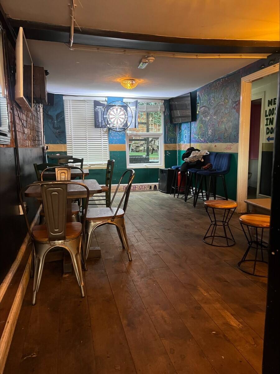 Quirky bar in Ashford town centre for leasehold sale Photo 9