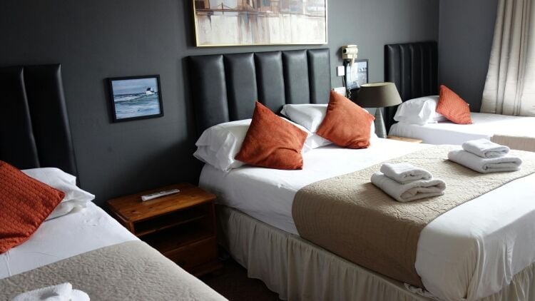 Prominent 28/29 Bedroom 2 Star Hotel with Consent to Extend