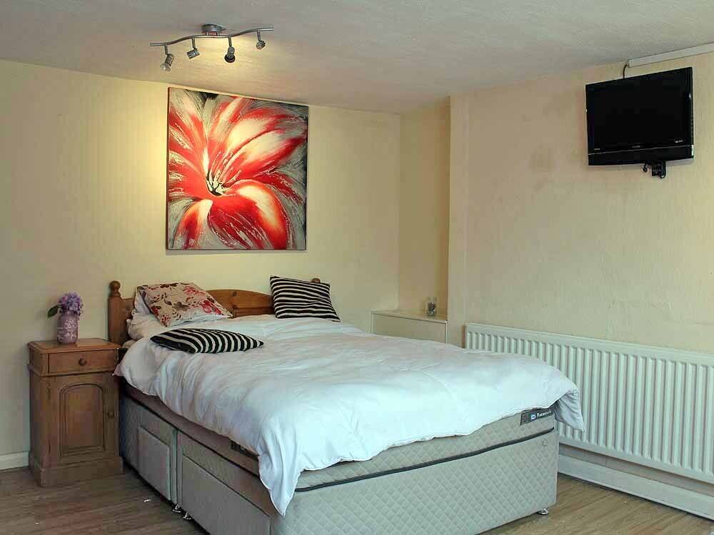 NOTTINGHAMSHIRE - 9 BEDROOM HOTEL, BAR AND RESTAURANT WITH CAR PARK Photo 9