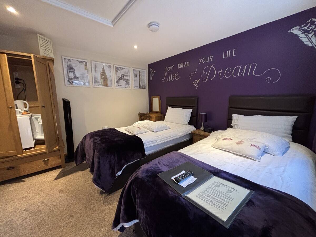WILTSHIRE - MAIN ROAD FREEHOUSE WITH LETTING ROOMS