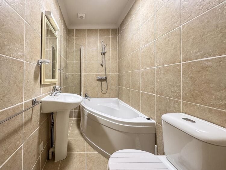 Freehold 6 Bedroom Guest House Located In Sennen Cove Photo 9