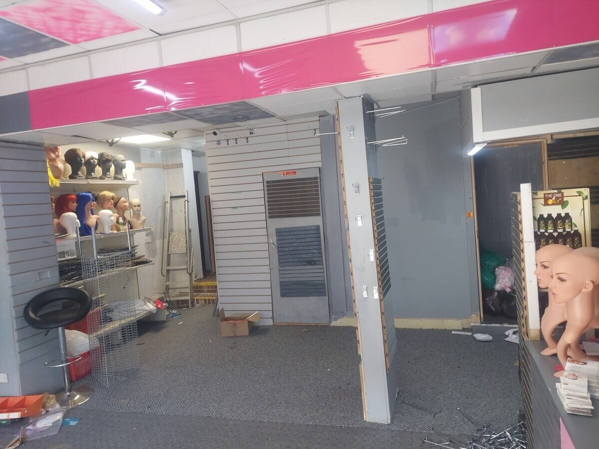 Empty retail shop unit 45 Square for any use (subject to lease agreement  Photo 8