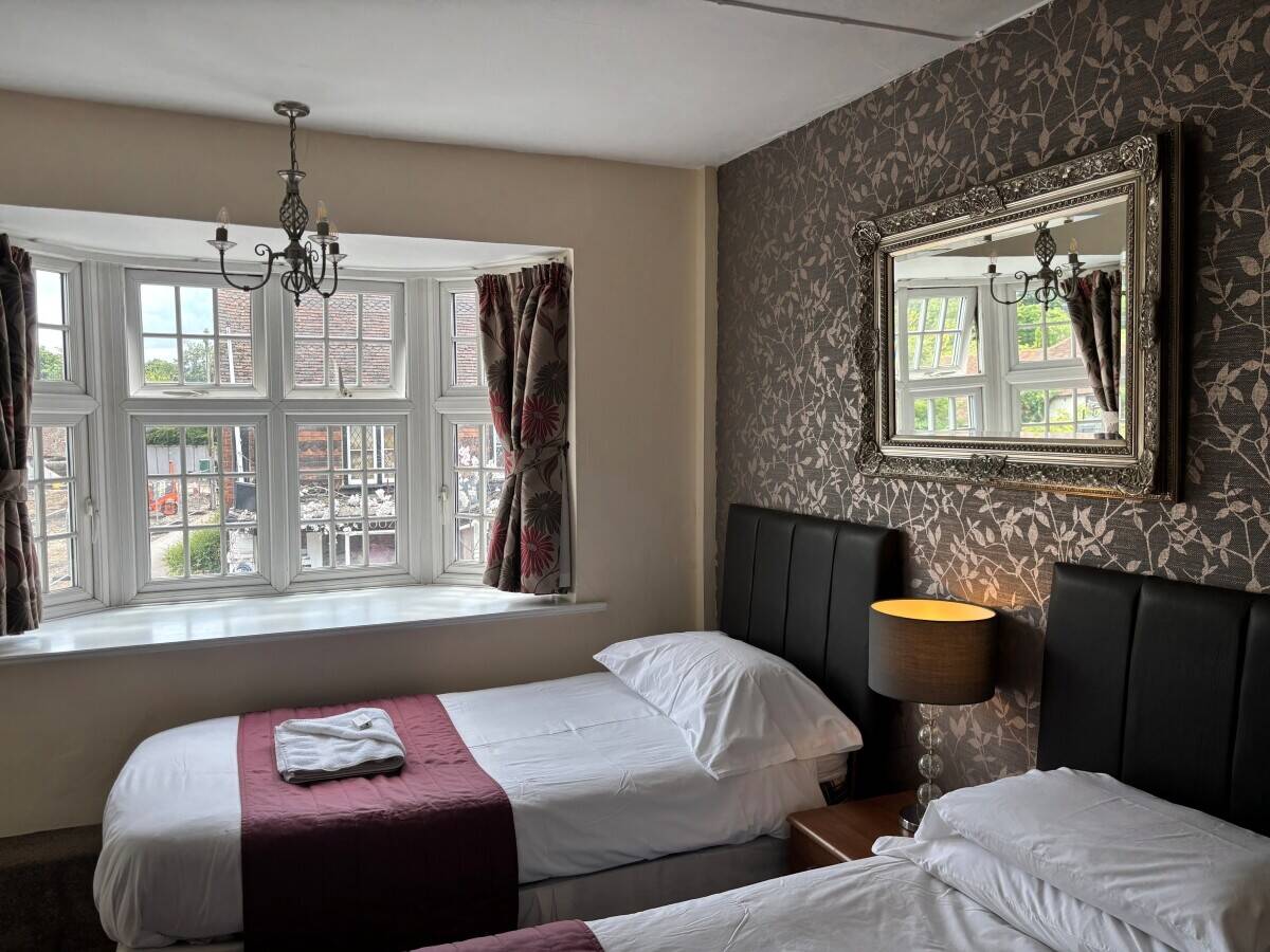 SURREY - PROFITABLE PUB WITH LETTING ROOMS