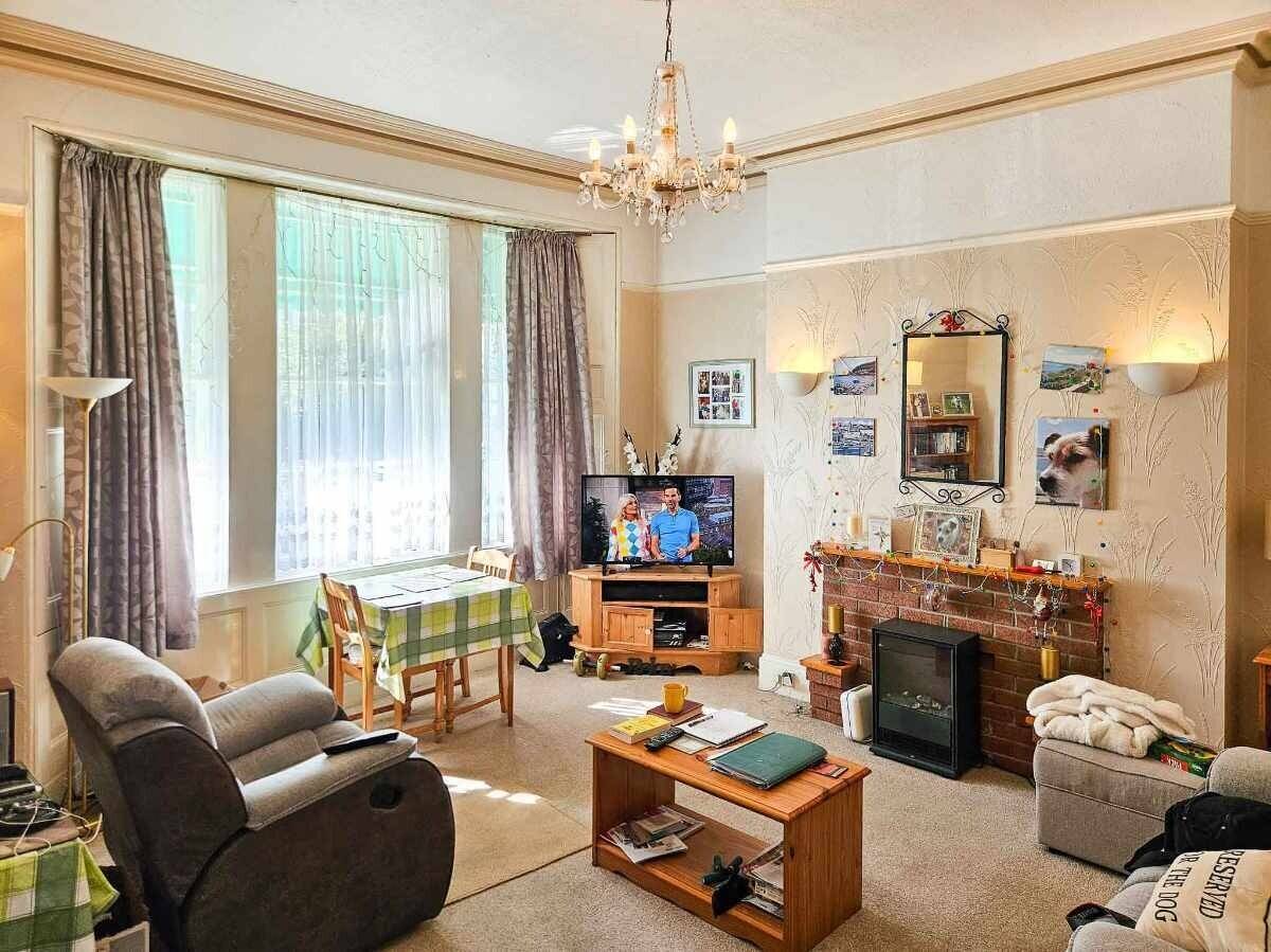 A wonderfully located 6 en-suite bedroom Guest House Photo 9