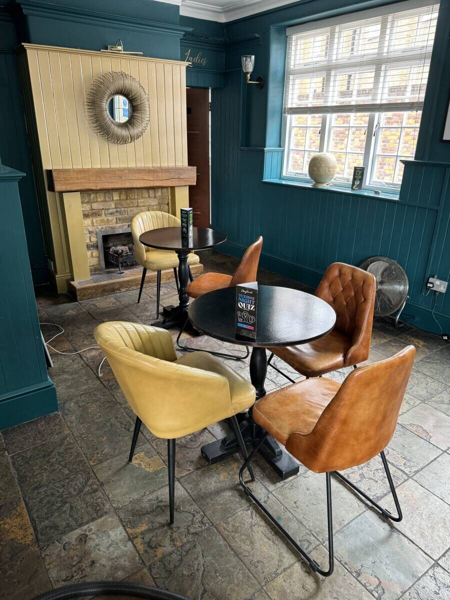 Small trendy bar, enfield North London Photo 9