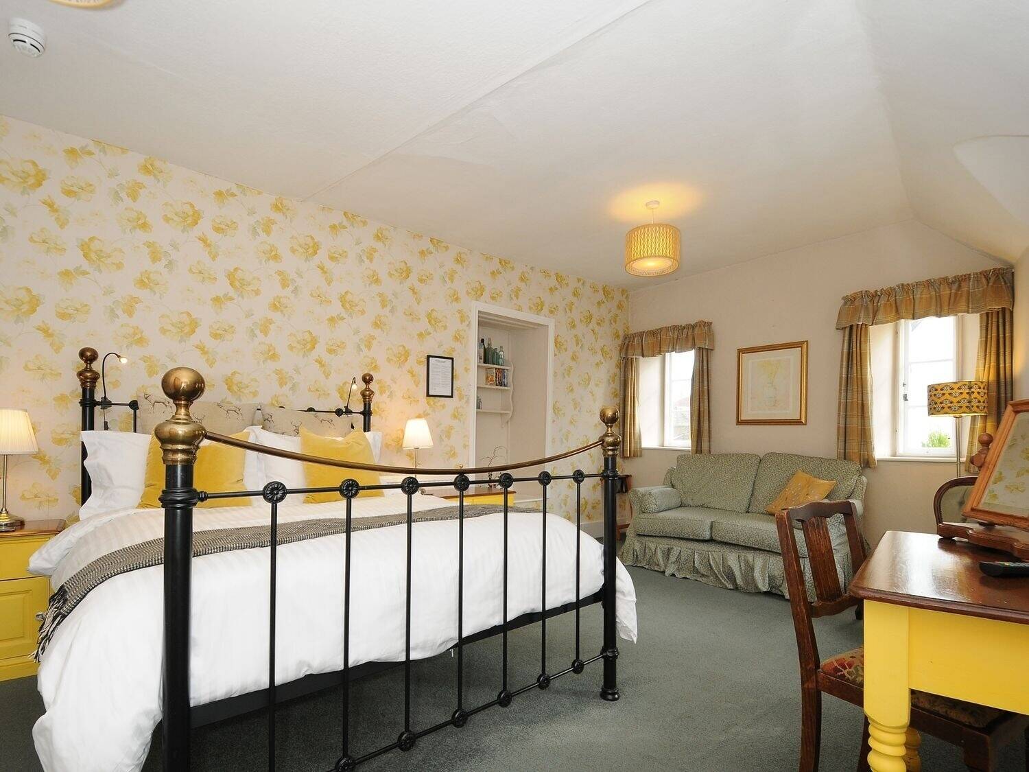 DEVON – ESTABLISHED HOTEL CLOSE TO THE CORNISH BORDER AND MAJOR TRUNK ROAD