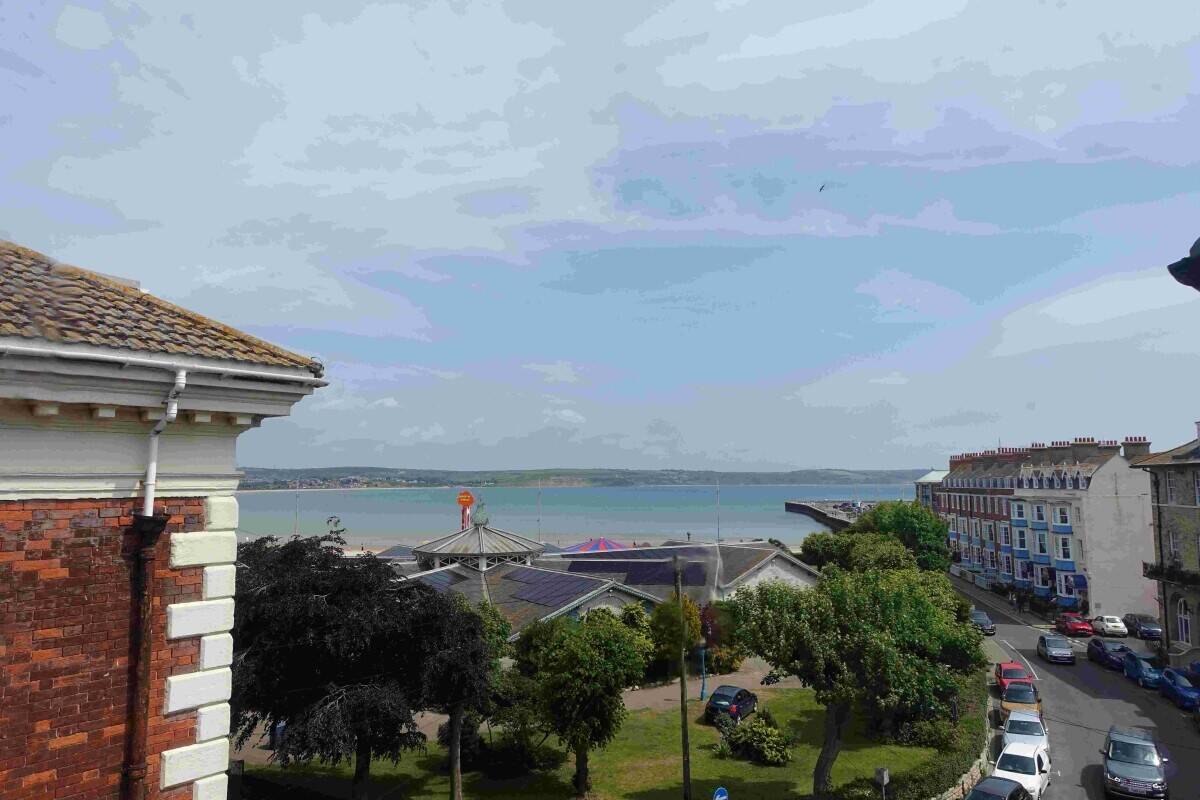 Rare Freehold Weymouth Sea Front Guest House For Sale Photo 9