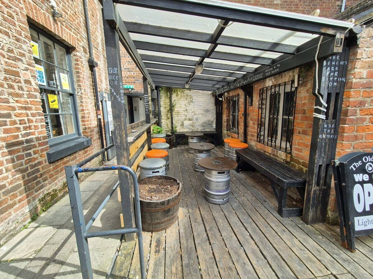 WREXHAM - 19TH CENTURY CITY CENTRE PUBLIC HOUSE Photo 9