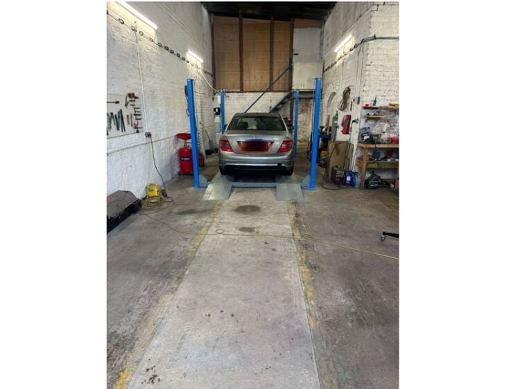 Fully Equipped Yard & Automotive Workshop Near Port of Hull