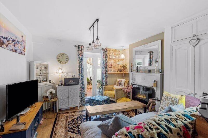 A Rare Freehold Guest House for sale in Weymouth with Car Park! Photo 9