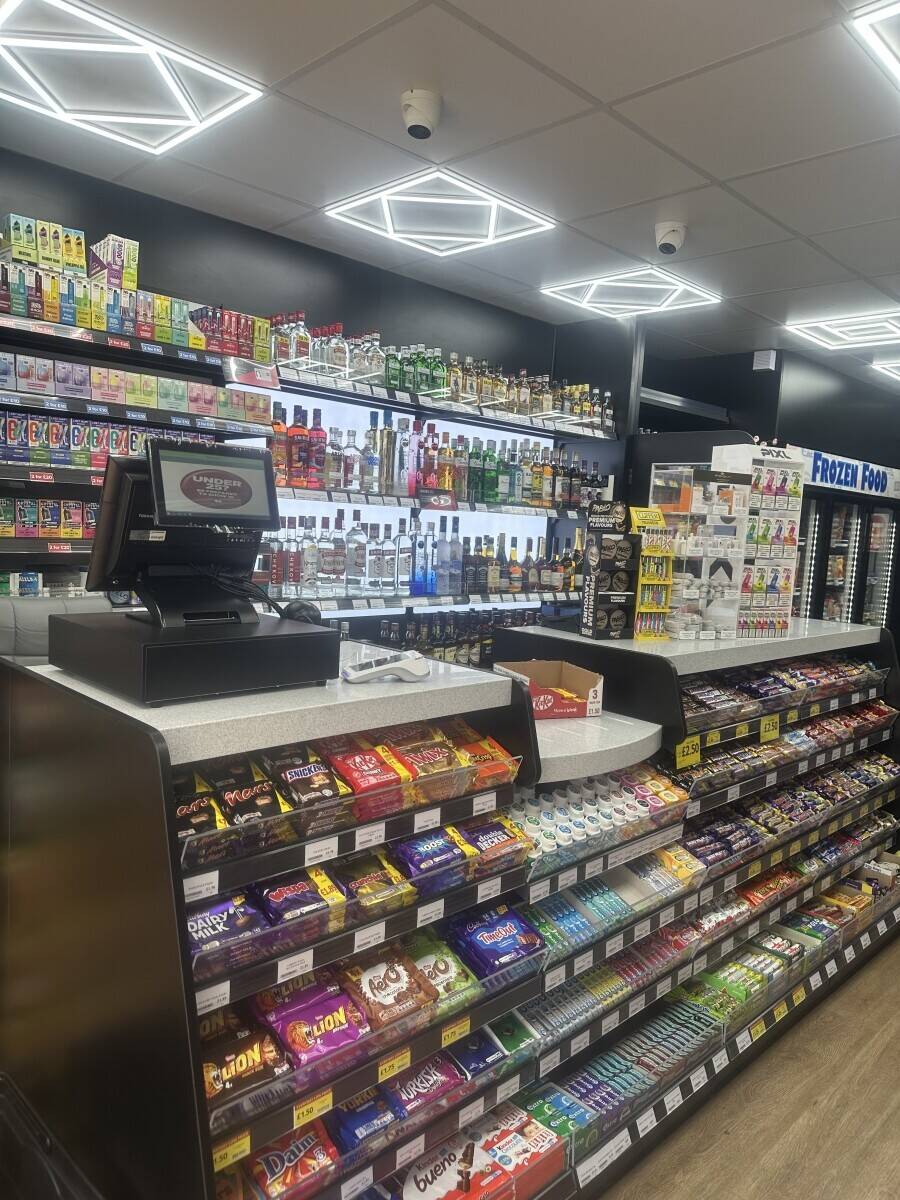 Off licence  Photo 9
