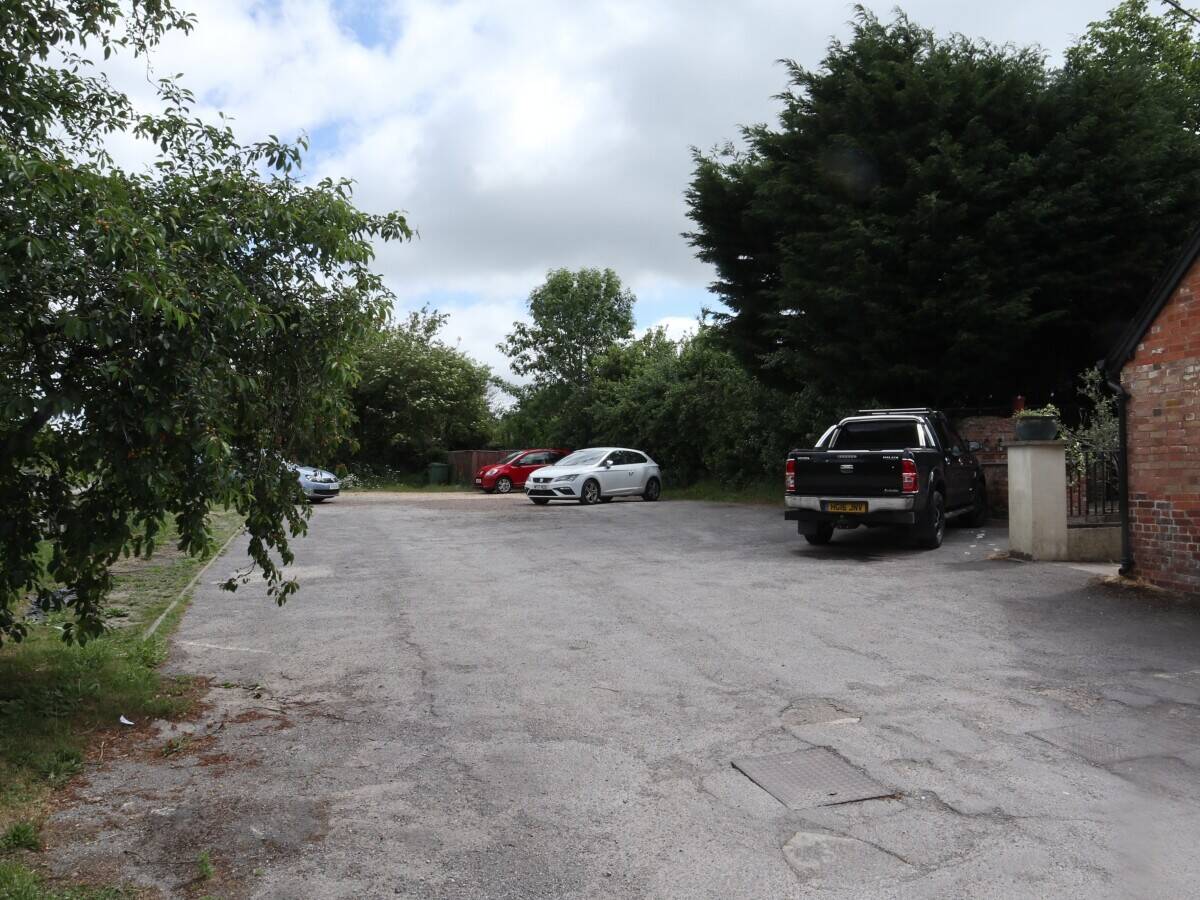 DORSET – WELL-APPOINTED AND CHARMING COUNTRY FREEHOUSE