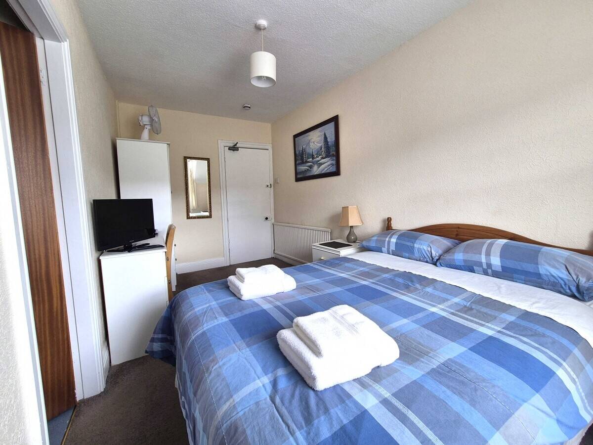 CONWY - 14 BEDROOM HOTEL IN THE SEASIDE RESORT OF COLWYN BAY Photo 9