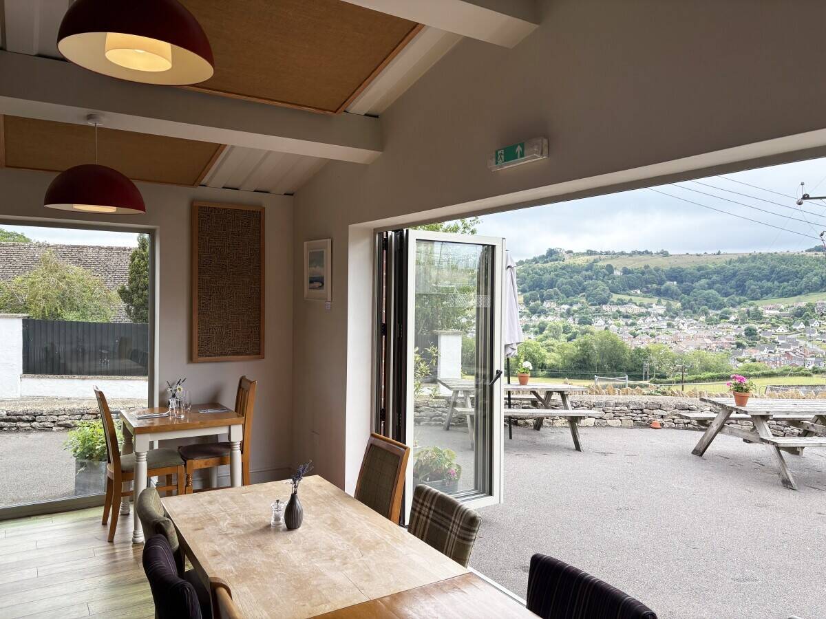 GLOUCESTERSHIRE -AWARD WINNING PUB IN EDGE OF COTSWOLD TOWN Photo 9