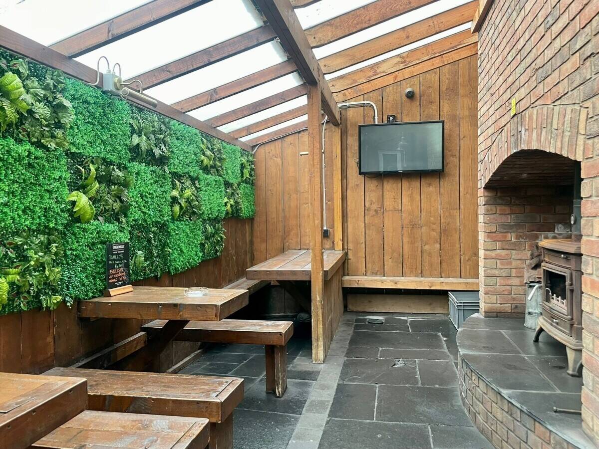 DERBYSHIRE - DETACHED PUB WITH CAR PARK AND SIZEABALE COURTYARD BAR/OUTBUILDING