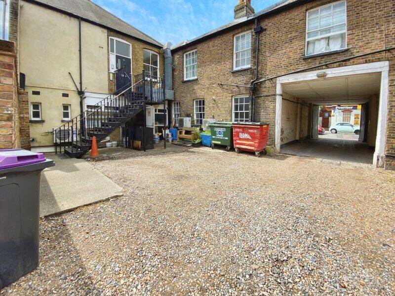 LONG ESTABLISHED 60-70 COVER RESTAURANT - NORTH STREET, ROCHFORD.