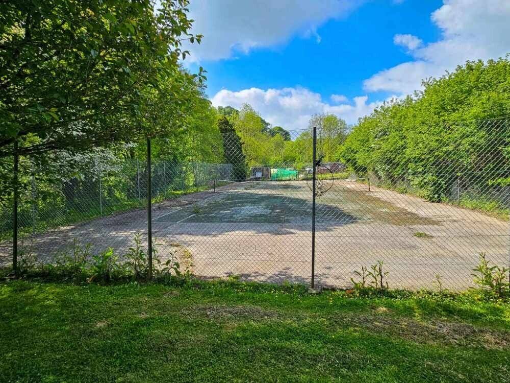 The Complete Complex with Development Potential Photo 9