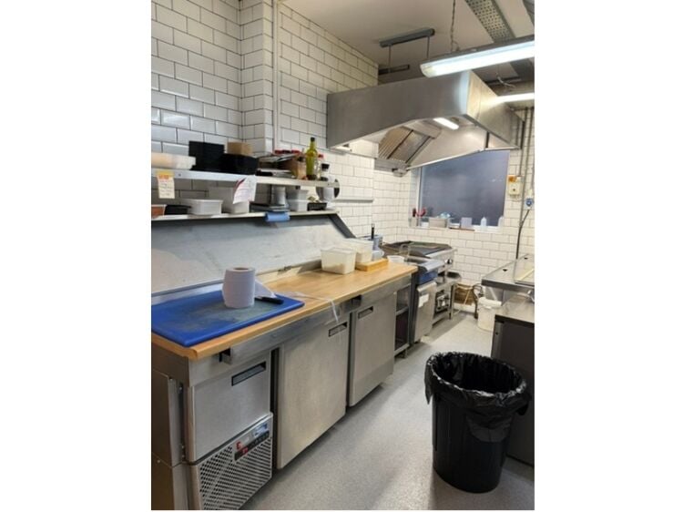 Street Food-Inspired Takeaway with Top Ratings – Turnkey Business by the Sea Photo 9