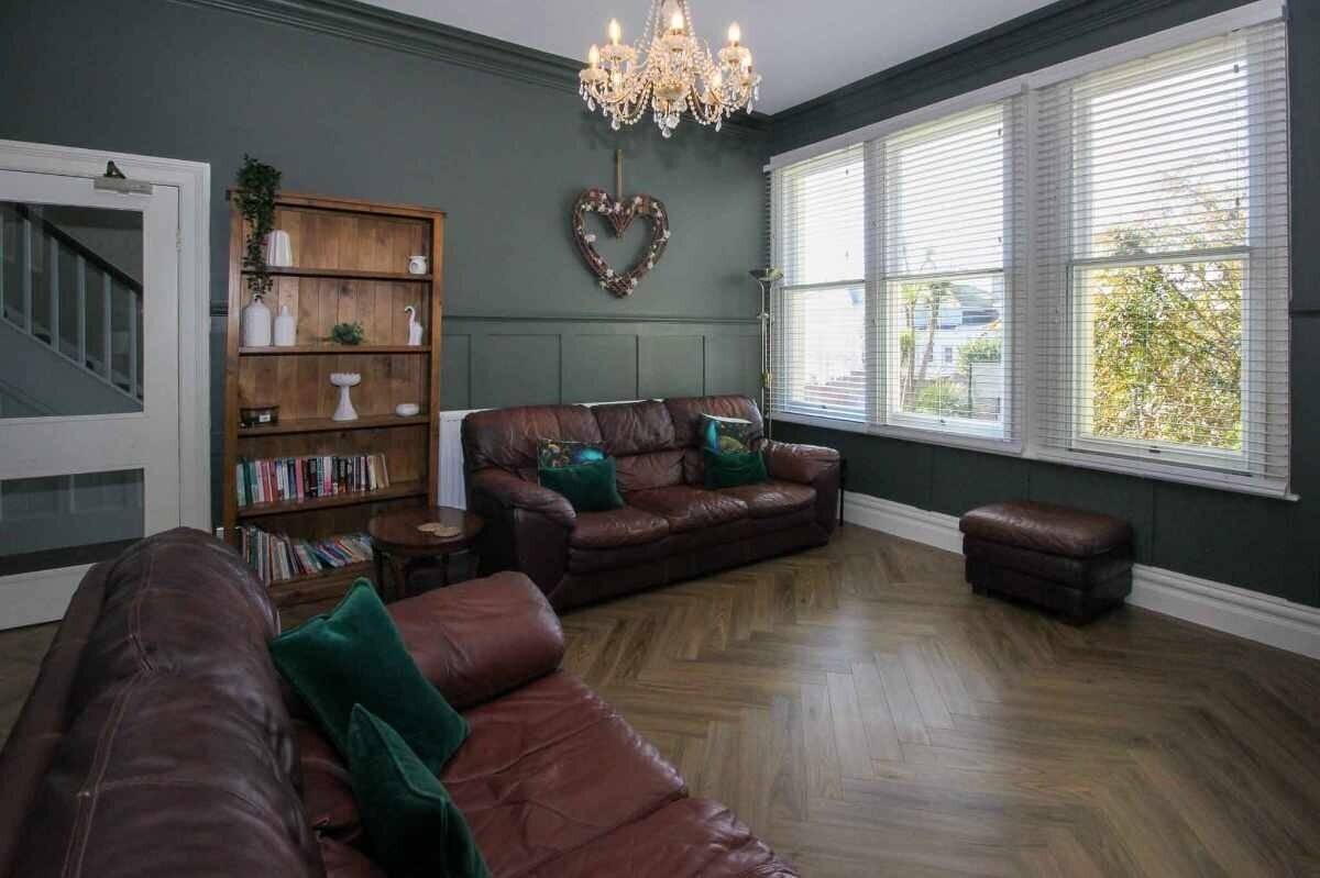 An 11-letting-bedroom former guest house Photo 9