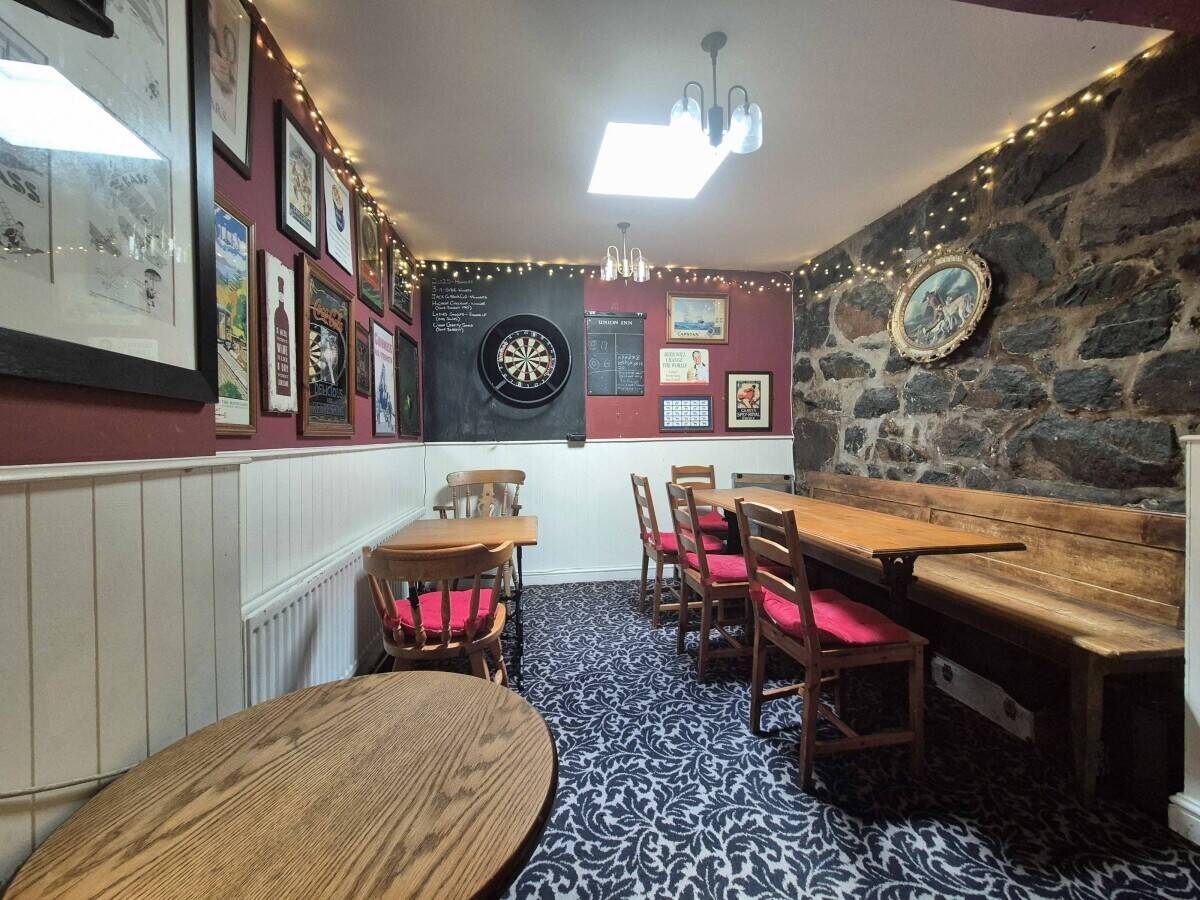 GWYNEDD - ESTABLISHED & CHARMING PUB/RESTAURANT LOCATED IN HISTORIC TOWN SQUARE